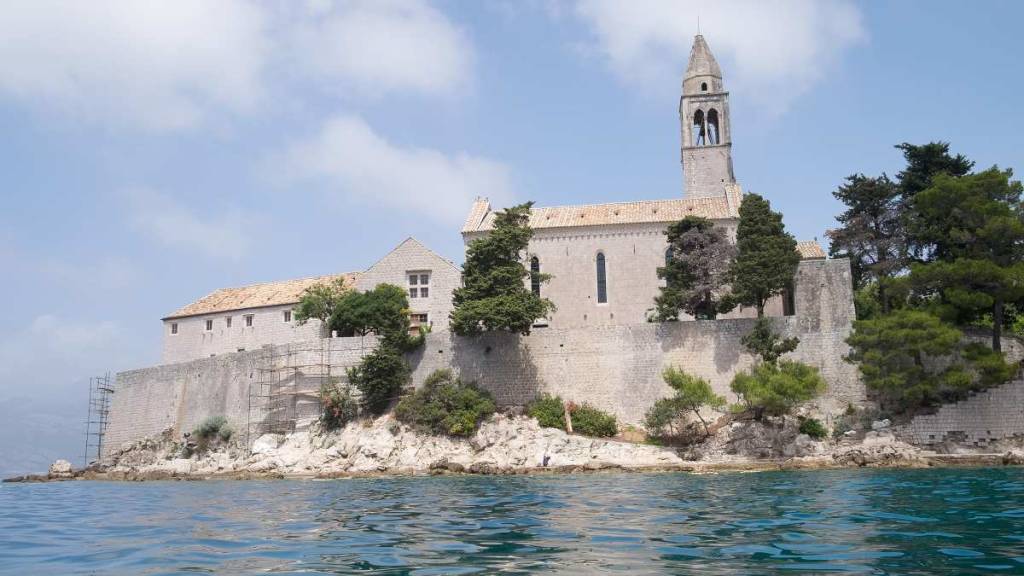 Église en bord de mer en Croatie