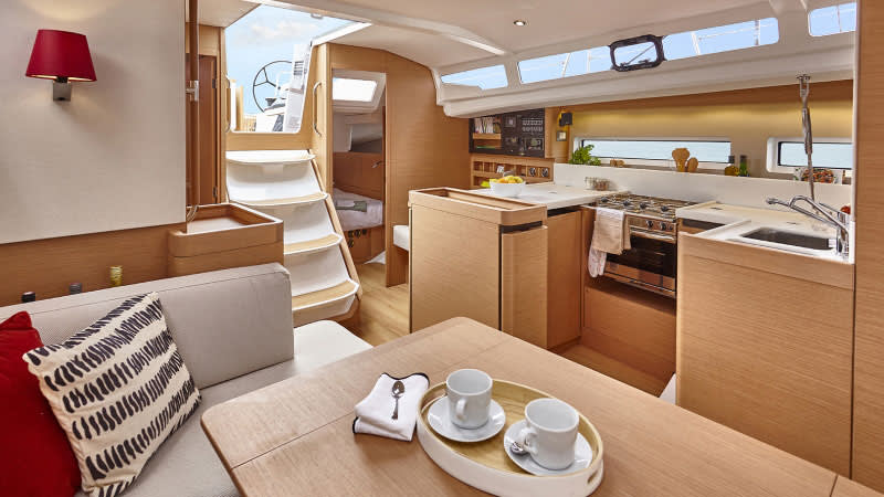 Sunsail 44 salon