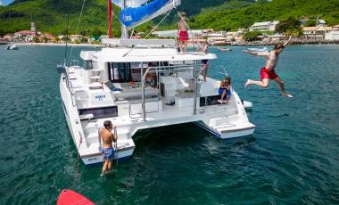 Gäste springen ins Wasser von Sunsail Yacht in Martinique