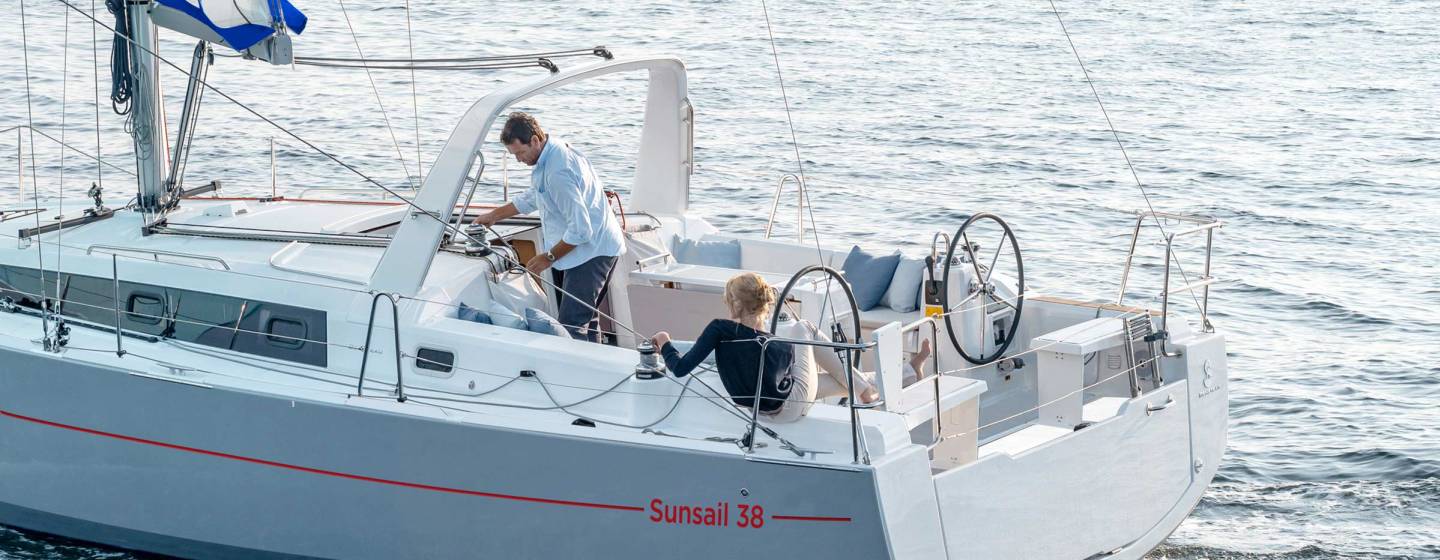 Paar aan boord van de Sunsail 38.2
